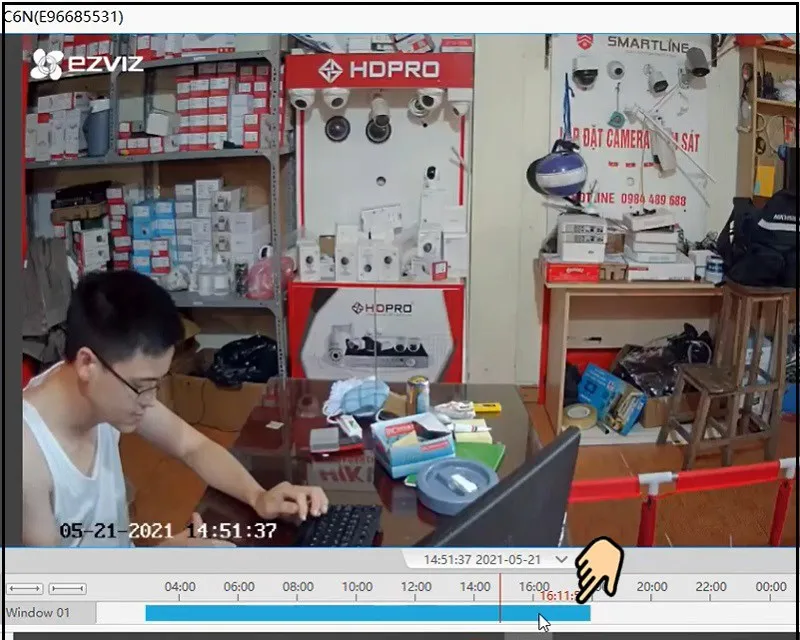 Kéo thanh timeline để tìm kiếm đoạn video cần xem lại