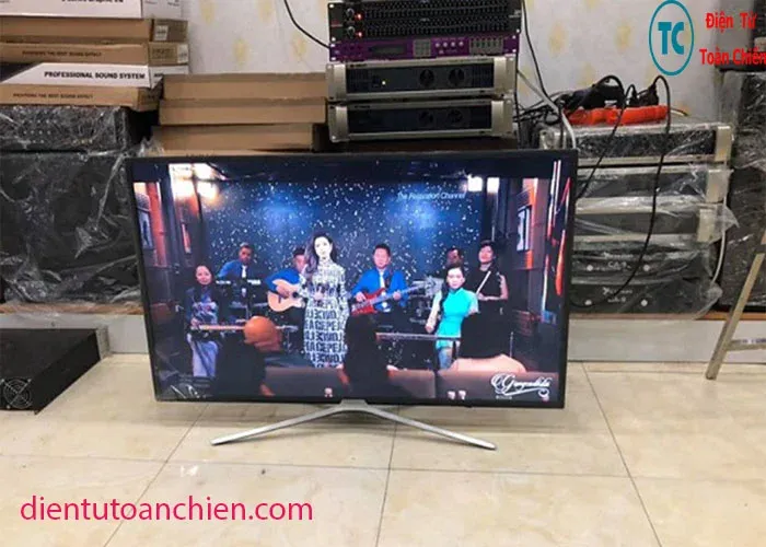 Hình ảnh minh họa tấm nền tivi LG bị vỡ nứt nghiêm trọng do va đập vật lý trực tiếp