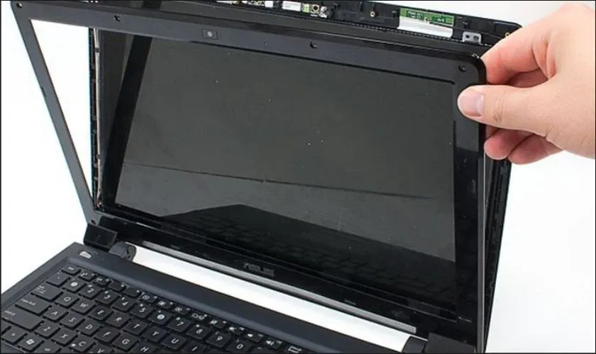 Màn hình LCD bị vỡ hoặc hỏng mạch điều khiển dẫn đến lỗi chớp tắt