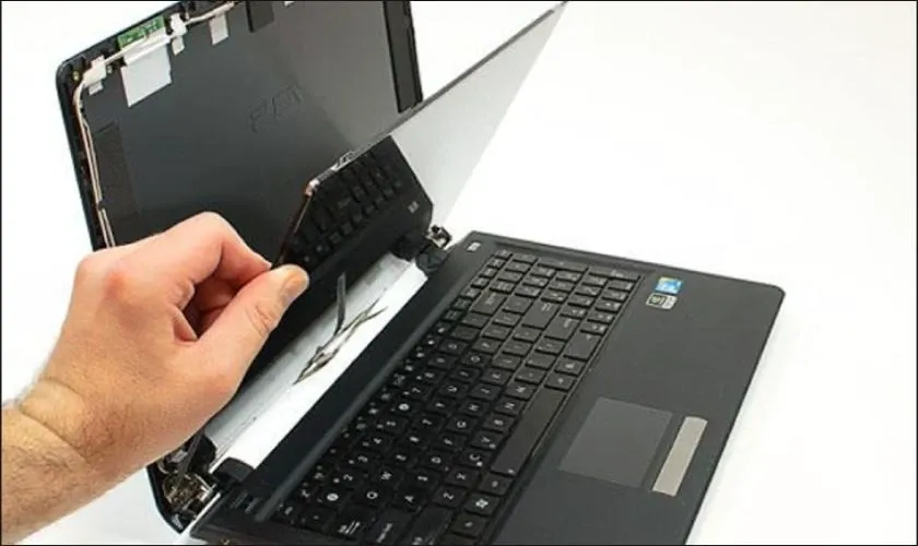 Hình ảnh cáp tín hiệu màn hình laptop – bộ phận cực kỳ dễ hư hỏng do gập mở