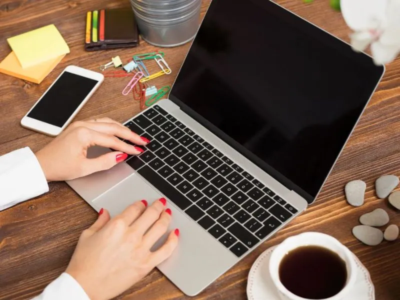 Cách sửa laptop không lên màn hình do màn hình bị hỏng