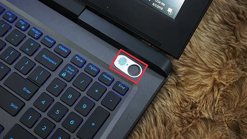 Nhấn giữ nút nguồn để tắt laptop khi màn hình bị đơ hoàn toàn