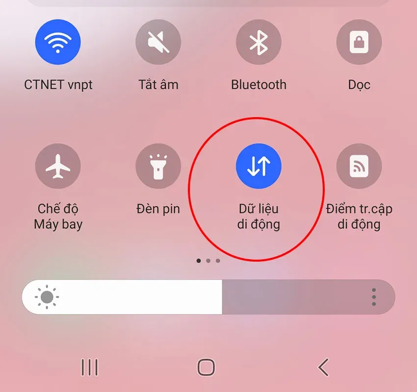 Kiểm tra biểu tượng sóng LTE hiển thị trên thanh thông báo của điện thoại