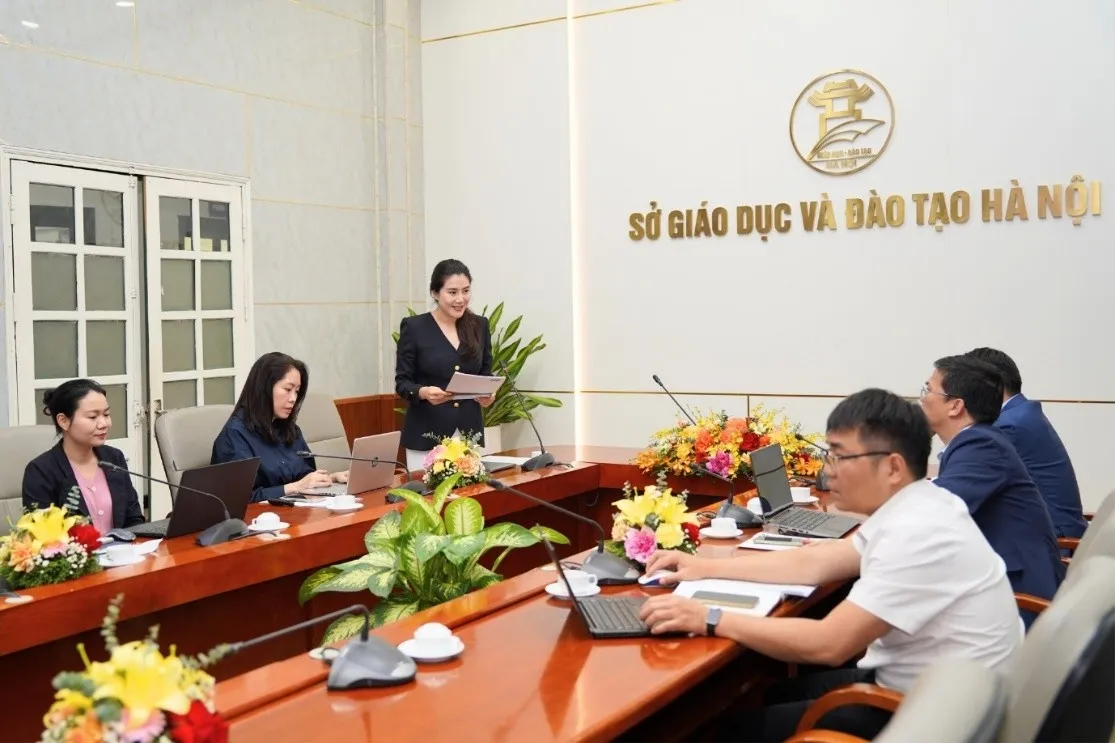 Bà Đoàn Nguyễn Vân Khanh giới thiệu về bài thi Generative AI Foundations cho các trường