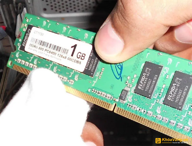 Bạn nên thử vệ sinh lại cả khe cắm RAM và cả chân RAM