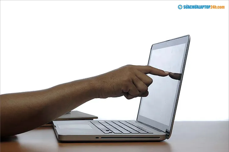 Không tác động mạnh vào màn hình