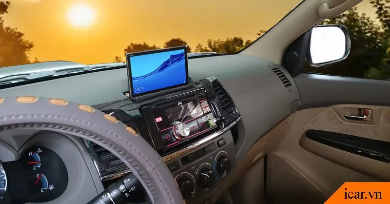 Cách biến máy tính bảng thành màn hình ô tô