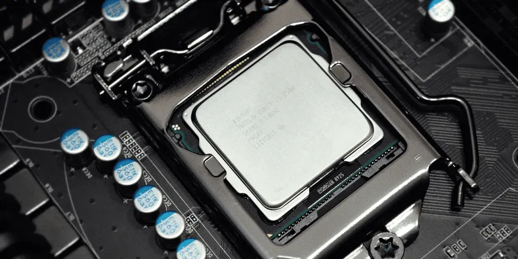 Bảng so sánh tốc độ truy xuất giữa bộ nhớ đệm CPU và bộ nhớ RAM giúp giảm hiện tượng nghẽn cổ chai.