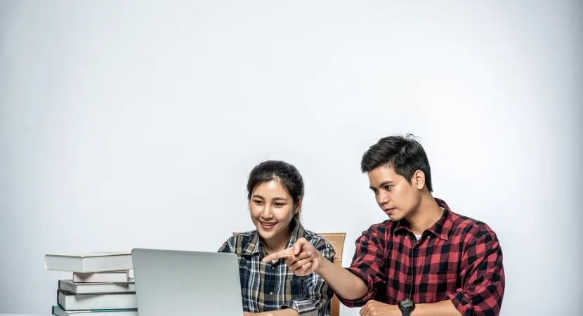 Các bạn trẻ đang thảo luận về các chuyên ngành công nghệ thông tin tiềm năng