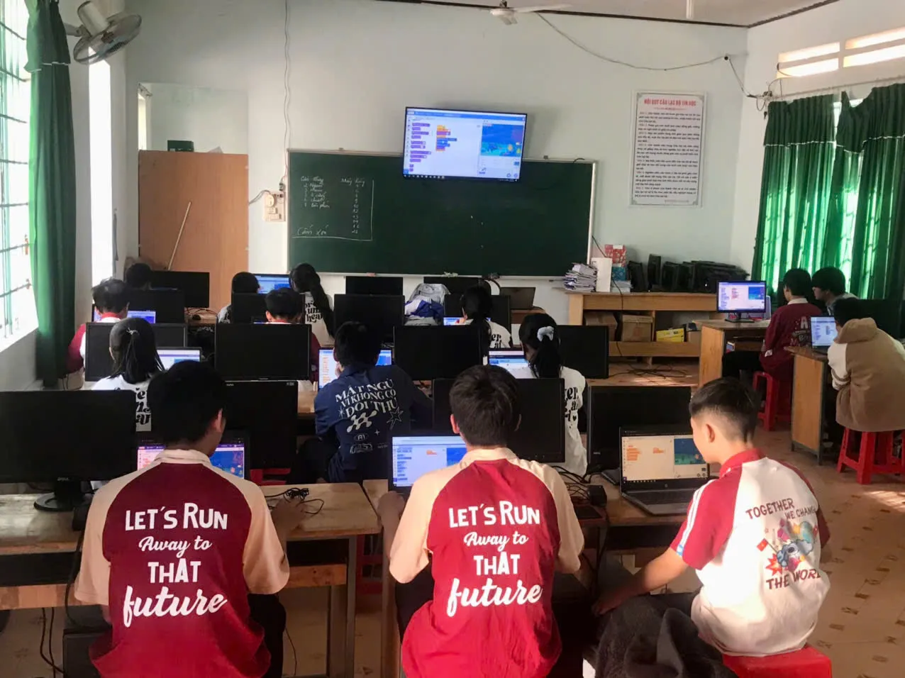 Các nhóm học sinh trình bày và chia sẻ sản phẩm lập trình