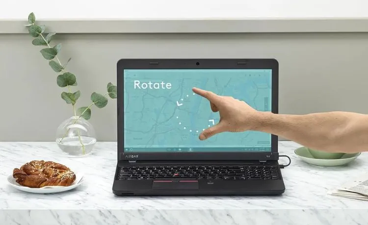 Gắn AirBar vào cạnh dưới màn hình và kết nối USB để bắt đầu sử dụng tính năng cảm ứng