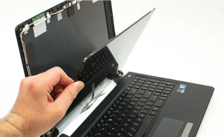 Việc thay thế panel màn hình yêu cầu kỹ thuật tháo lắp chuẩn xác để tránh làm hỏng cáp tín hiệu