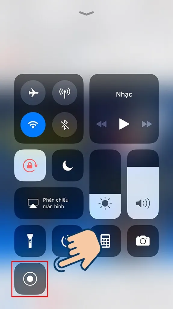 mở Trung tâm kiểm soát, và nhấn giữ vào biểu tượng Ghi màn hình mà bạn vừa thêm vào.