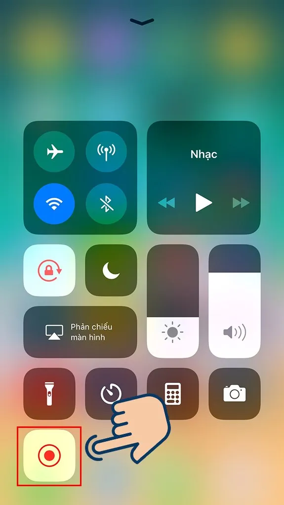 Nếu muốn dừng phát trực tiếp bạn thực hiện thao tác vuốt từ dưới màn hình lên để mở Trung tâm kiểm soát, và nhấn vào biểu tượng Ghi màn hình để tắt quá trình LiveStream