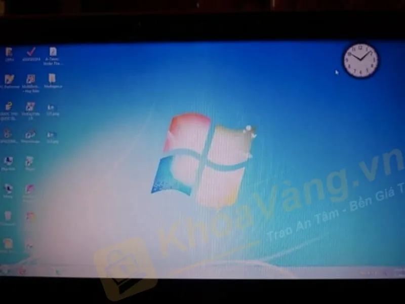 Tình trạng phản quang trên màn hình khi một số chấm trắng nhỏ xuất hiện rải rác