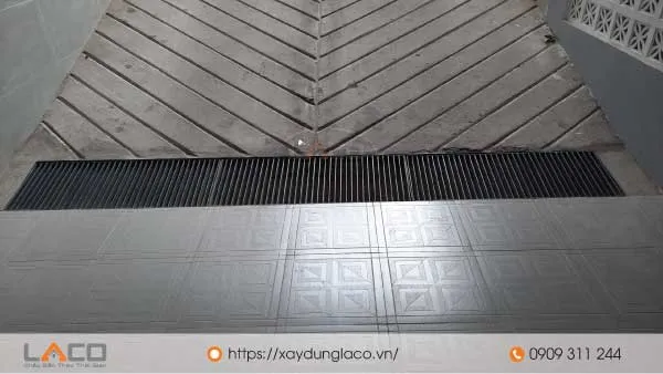 Ram dốc tầng hầm cần được thiết kế các rãnh thu nước để giúp bề mặt tầng hầm được khô ráo.