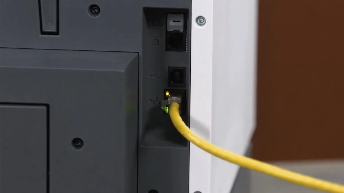 Cắm cáp USB vào máy in usb và cổng usb trên laptop của bạn.