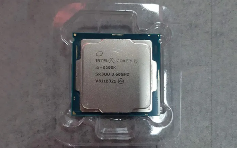 CPU Tray thường được đặt trên khay nhựa thay vì hộp chống sốc.