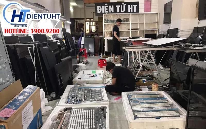 Sử dụng khăn sợi mịn để vệ sinh bề mặt màn hình tivi