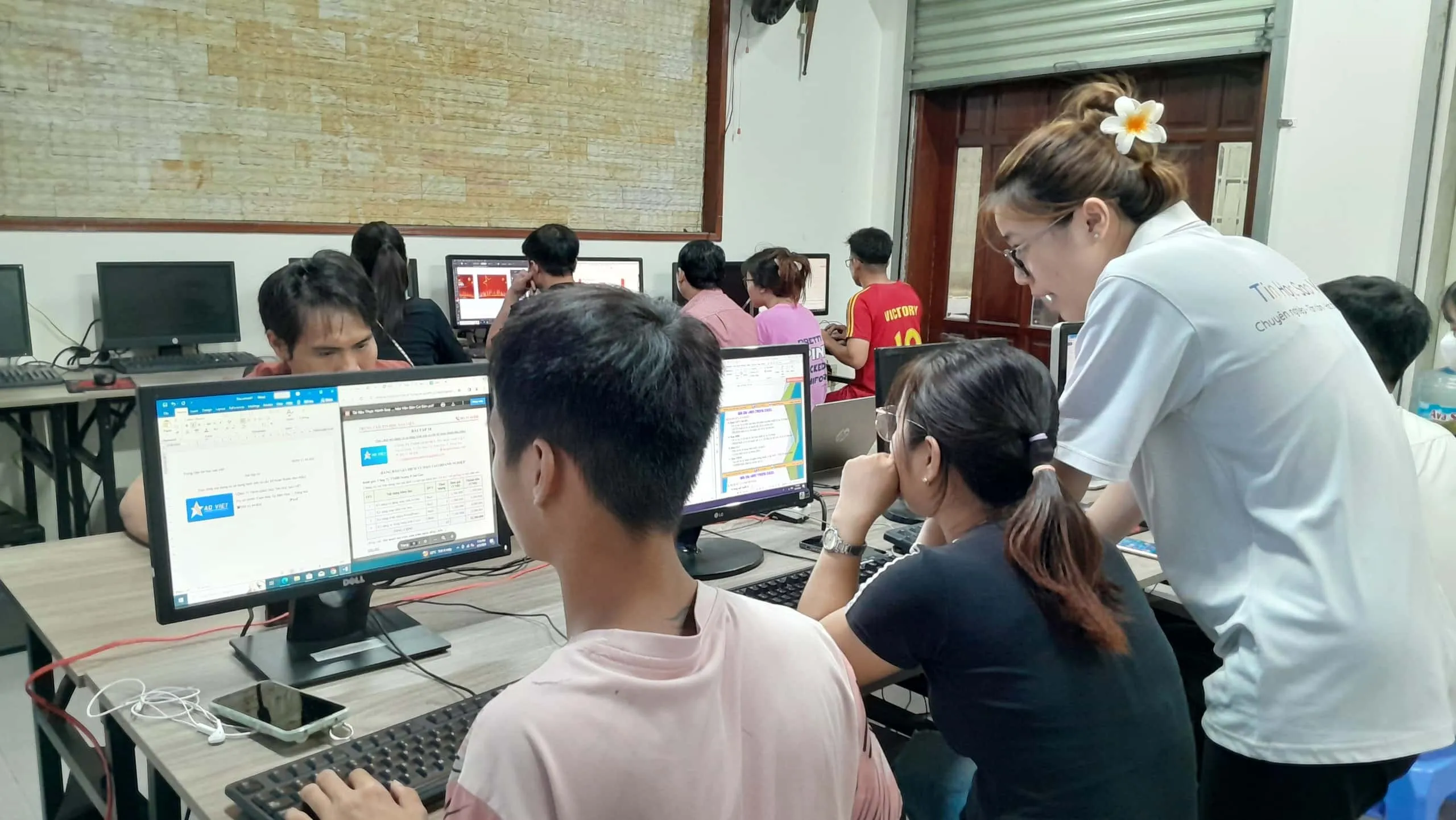 Đội ngũ giảng viên tận tâm tại trung tâm đào tạo tin học Thủ Dầu Một