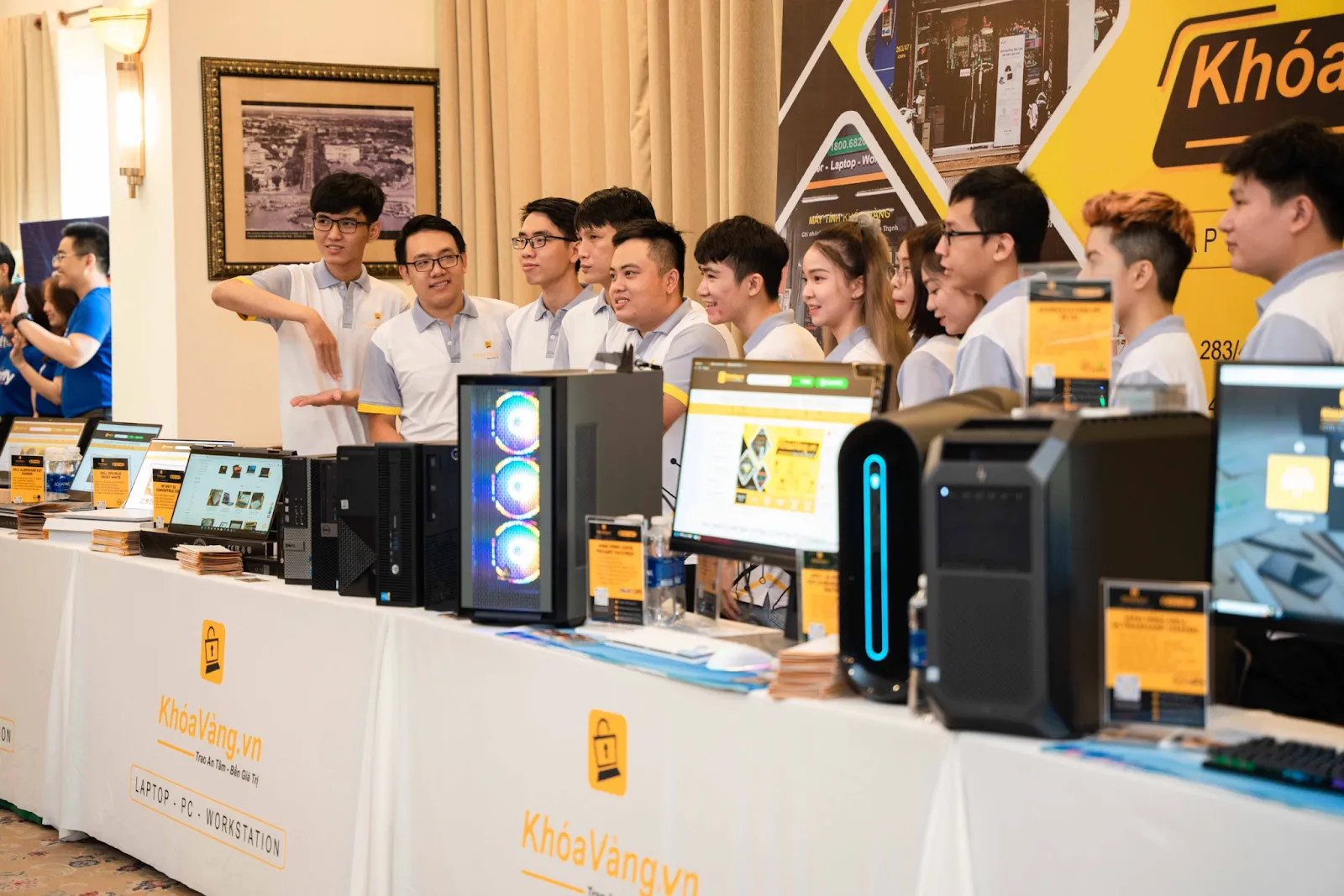 Chuyên viên kỹ thuật đang tư vấn và kiểm tra thông số bo mạch chủ cho khách hàng