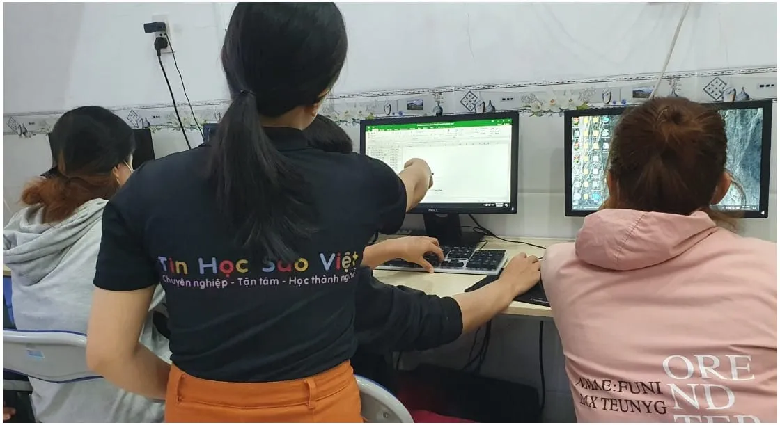 Giáo viên hướng dẫn thực hành vi tính văn phòng cho người đi làm