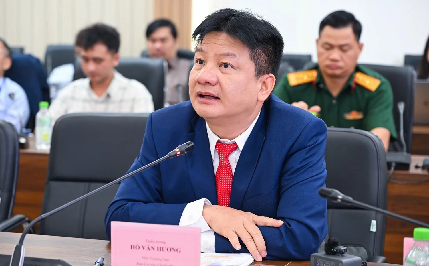 Thiếu tướng Hồ Văn Hương, Phó Trưởng Ban Cơ yếu Chính phủ phát biểu tại tọa đàm. (Ảnh THÀNH ĐẠT)