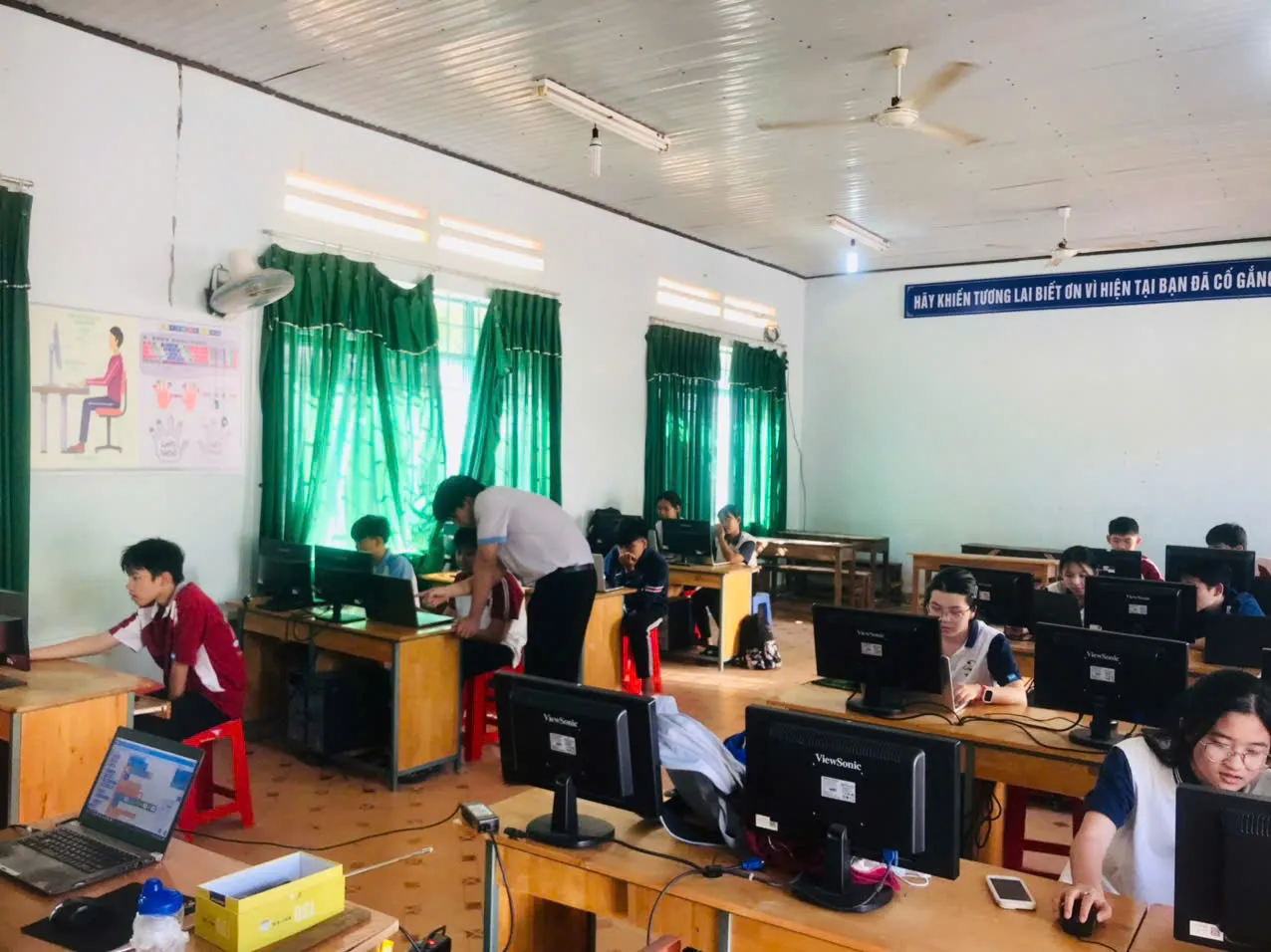 Học sinh cùng nhau thảo luận về các dự án công nghệ mới