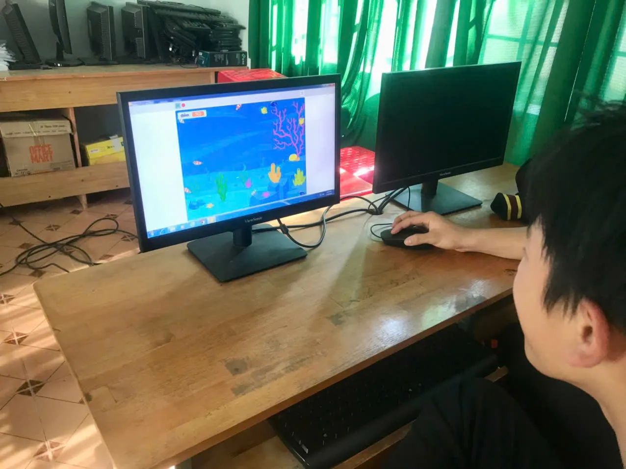 Học sinh tập trung thực hành thiết kế trò chơi trên máy tính