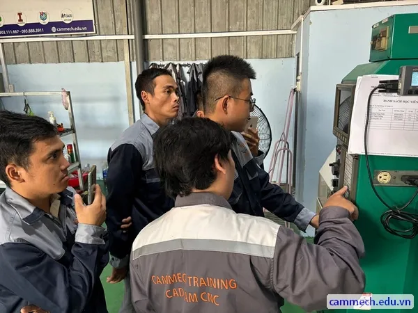 Hình ảnh học viên đang thao tác vận hành thực tế trên máy Tiện CNC