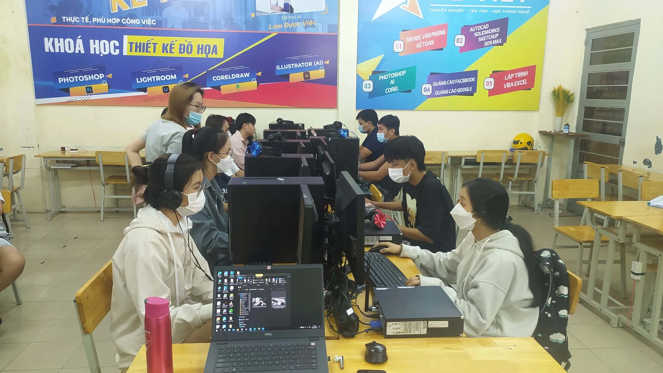 Học viên đang thực hành kỹ năng vi tính văn phòng tại quận Tân Bình