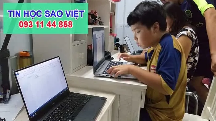 Học viên tham gia khóa học tin học văn phòng cấp tốc để nâng cao kỹ năng