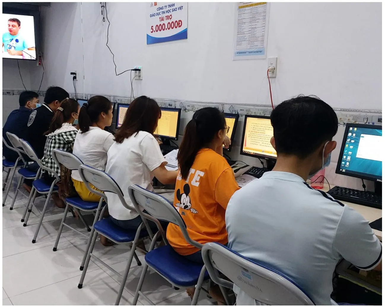 Học viên thực hành soạn thảo văn bản và xử lý dữ liệu cấp tốc