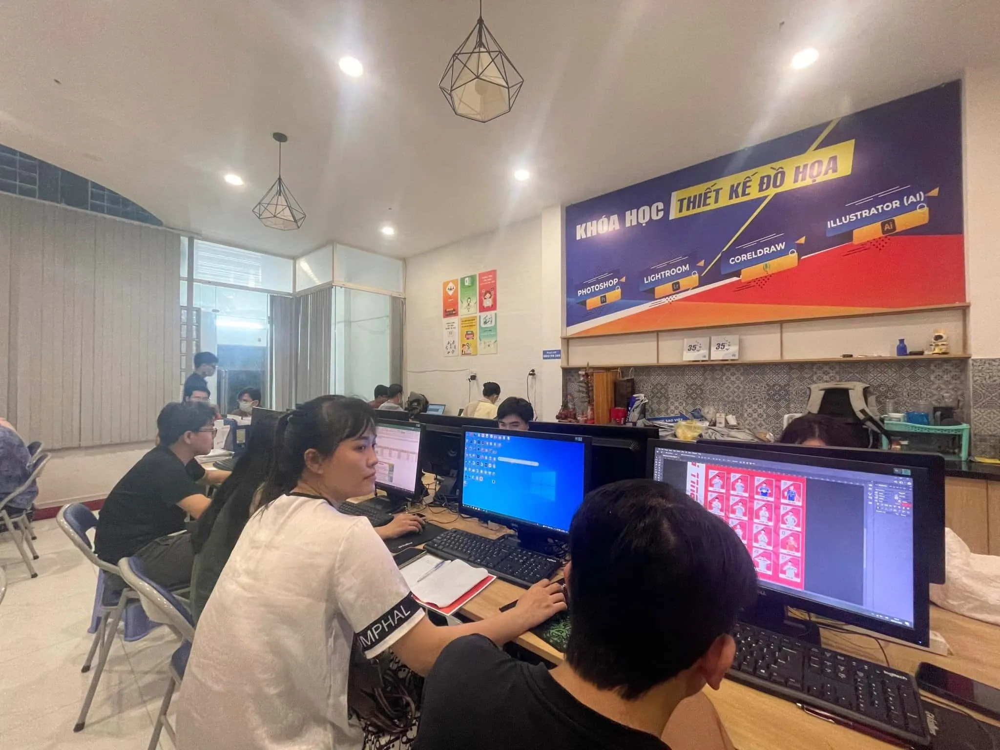 Học viên thực hành soạn thảo văn bản Word tại trung tâm Trí Việt