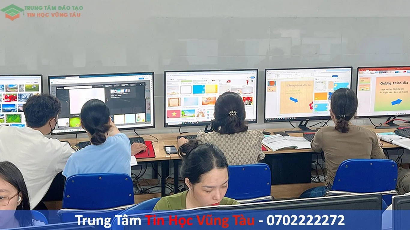 Học viên tự tin thuyết trình sản phẩm của mình trước lớp sau khi hoàn thành khóa học