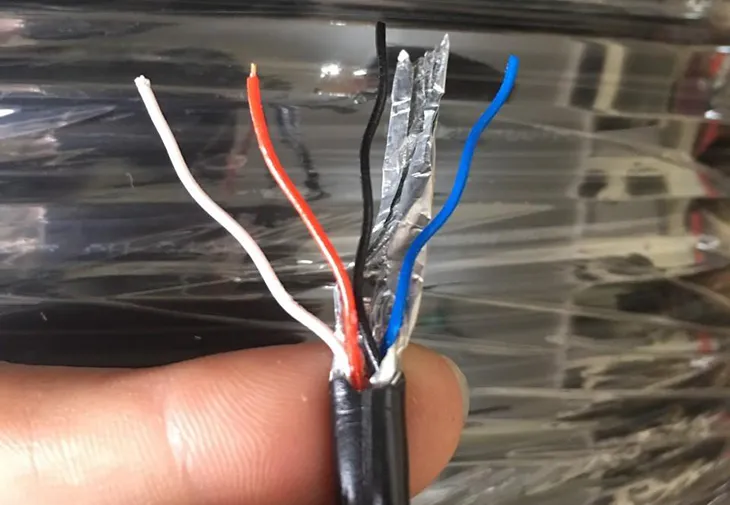 Bóc vỏ cáp mạng cẩn thận