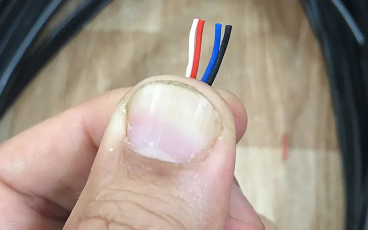 Cắt đầu dây phẳng và vuông góc