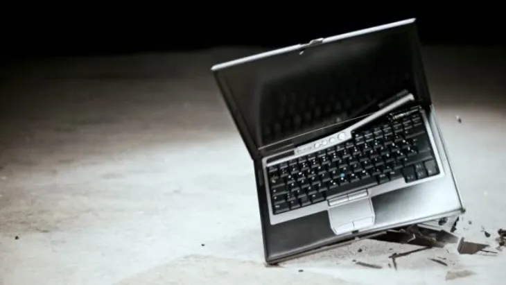 Máy chịu tác động vật lý như rơi vỡ cũng có thể là nguyên nhân gây lỗi màn hình sáng