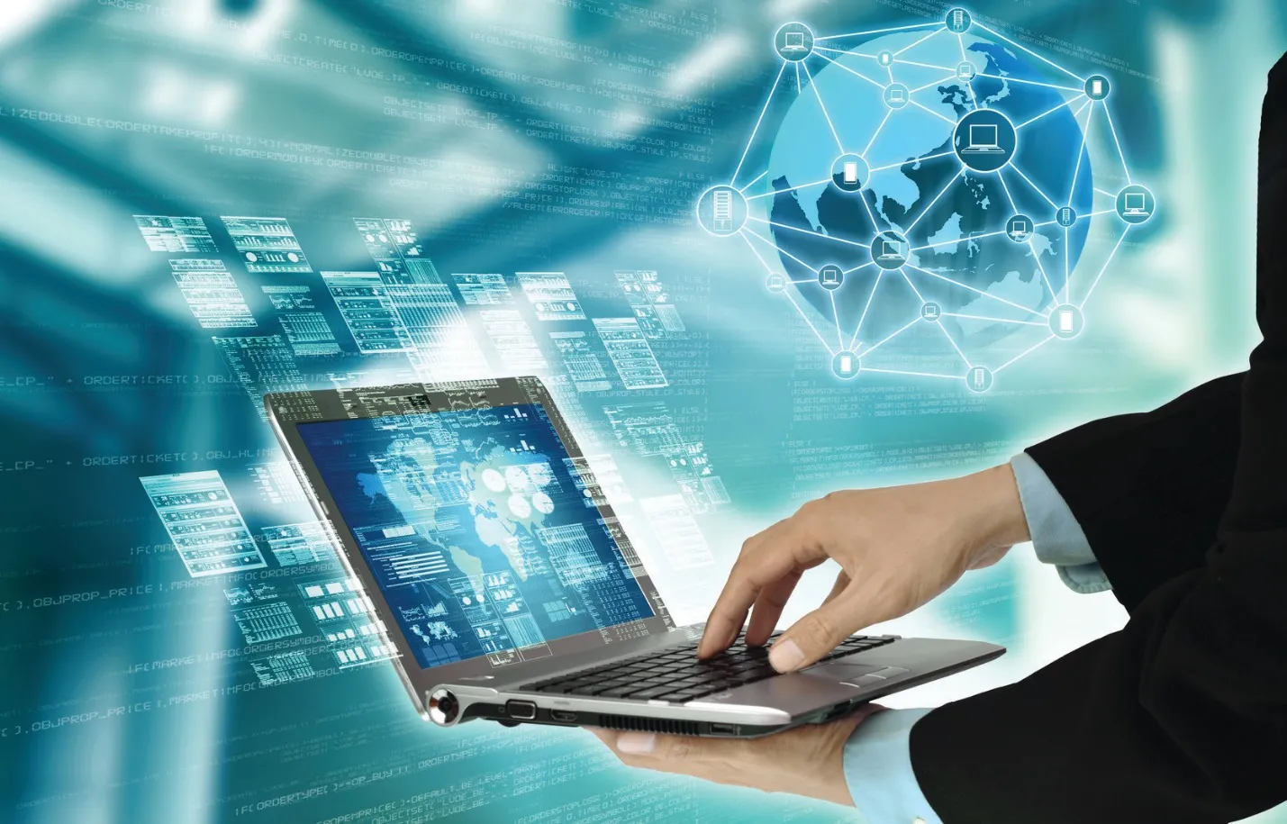 Sinh viên thực hành tại phòng lab mạng máy tính hiện đại