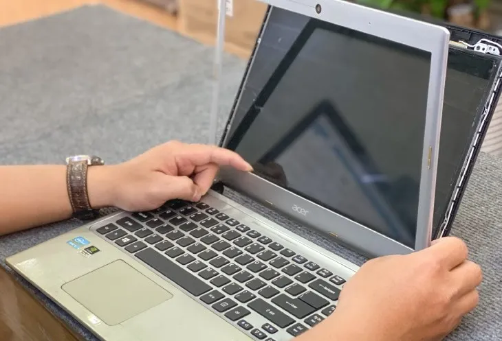 Lỗi hở sáng màn hình là do quá trình sản xuất lắp ráp không kỹ