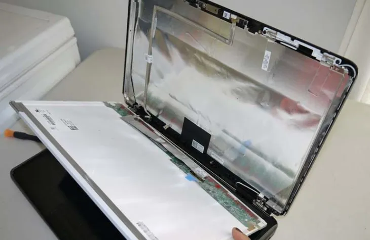Lỗi màn hình bị hở sáng có thể do quá trình thay màn hình kém chất lượng
