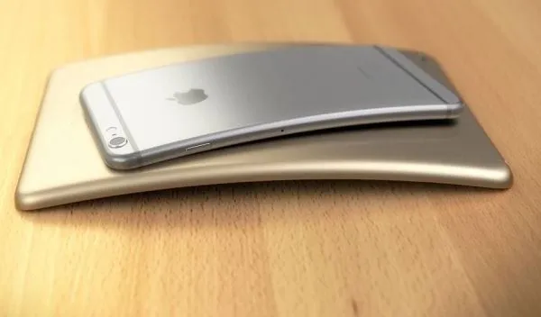 Vỏ máy bị cong vênh cũng là nguyên nhân khiến màn hình dễ bị nứt vỡ và hở Ron