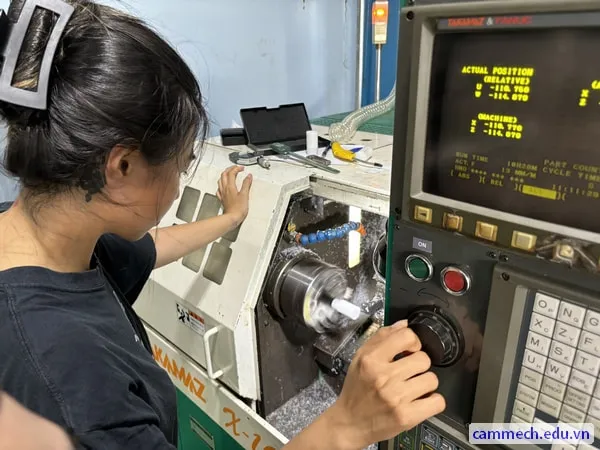 Học lập trình CNC và thực hành vận hành máy