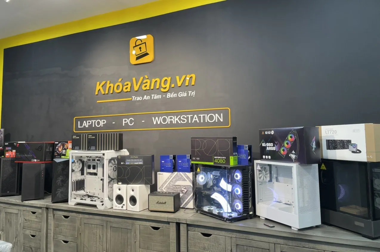 Rất nhiều linh kiện bo mạch và card đồ họa chuyên dụng được lưu trữ trên kệ