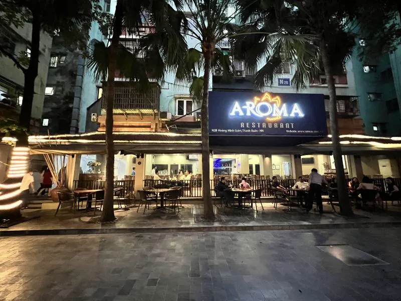 Không gian quán cafe và nhà hàng hiện đại gần công ty tin học hoàng minh