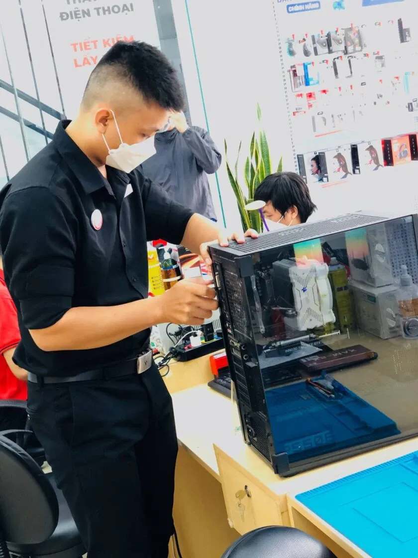 Kỹ thuật viên kiểm tra Socket và tình trạng CPU trước khi tư vấn thay thế