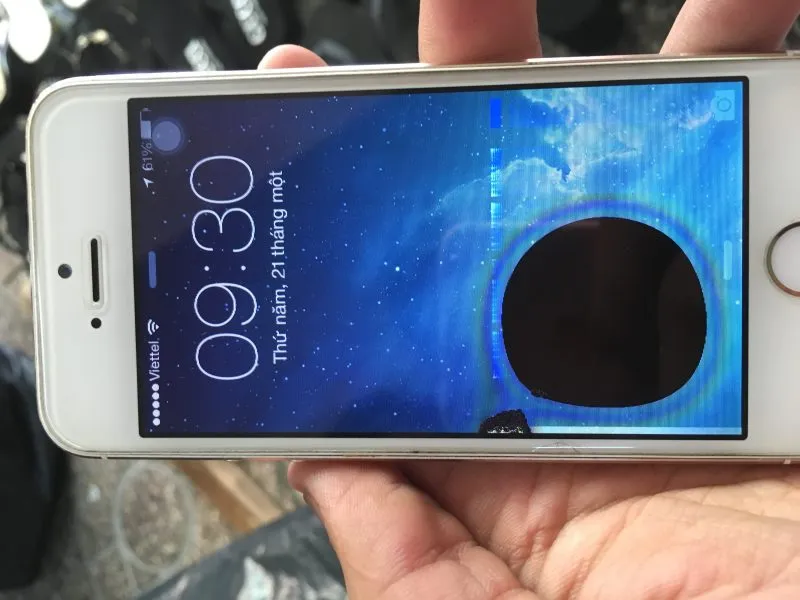 Lỗi màn hình bị chảy mực lan rộng gây khó khăn trong việc thao tác