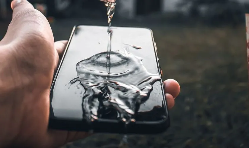 Nguyên nhân màn hình iPhone bị phản quang