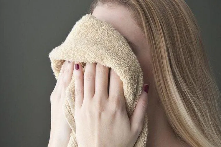 Virus viêm gan C có thể lây truyền qua nhiều con đường tương tự như virus viêm gan B, bao gồm dùng chung đồ dùng cá nhân như khăn tắm.