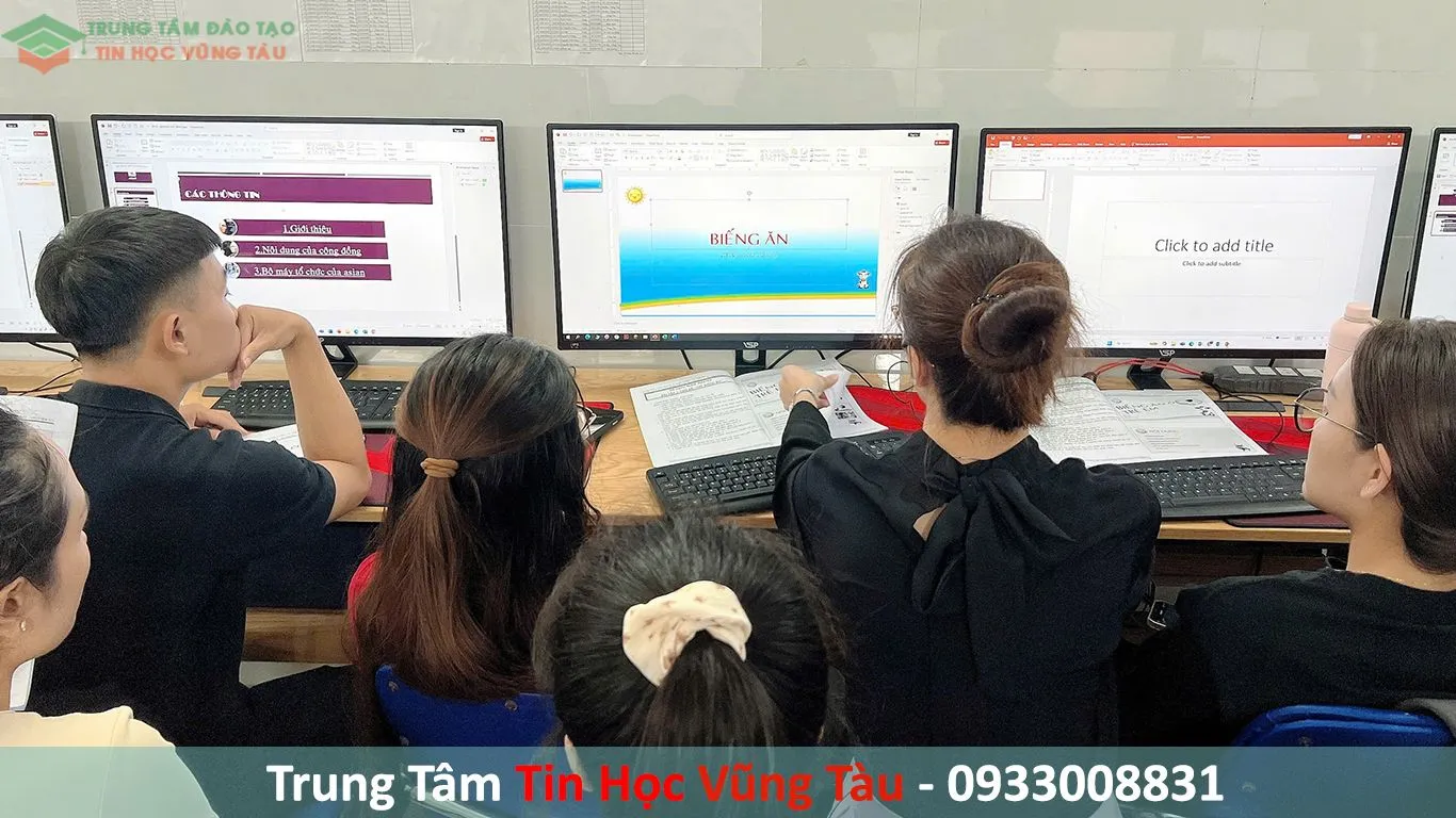 Mỗi học viên được trang bị một máy tính riêng biệt để thực hành tại chỗ